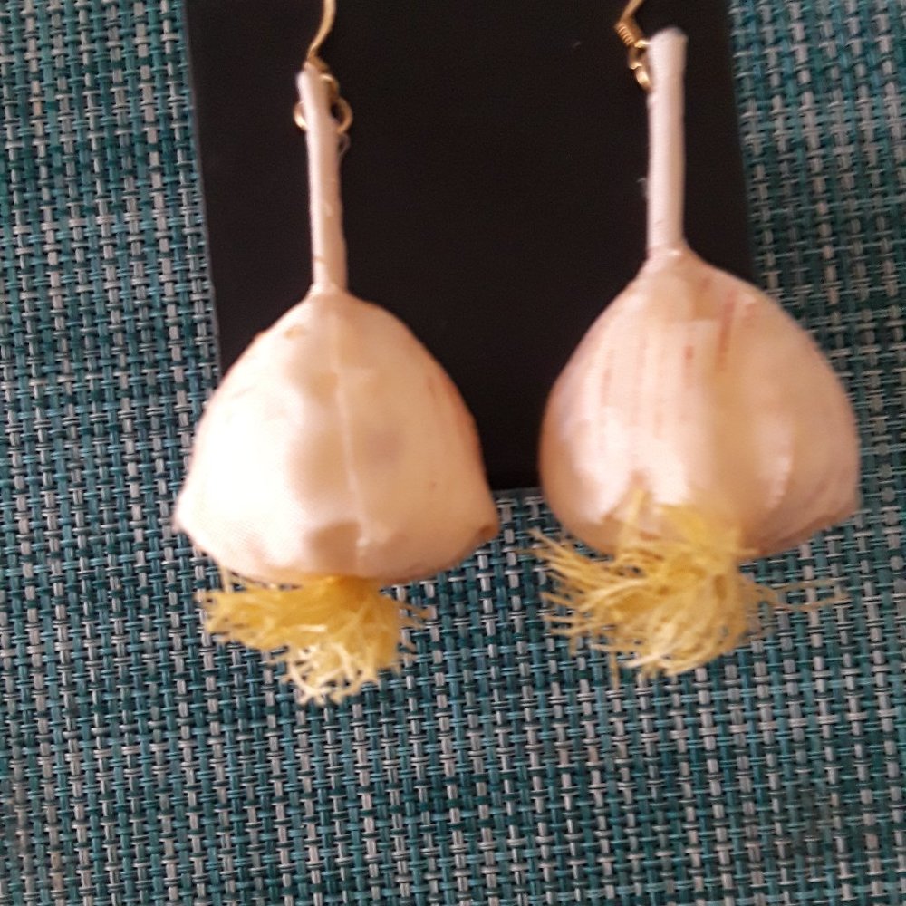 WOMENS COSTUME JEWELRY DANGLE EARRINGS FABRIC GARLIC 3 IN INC FITTING